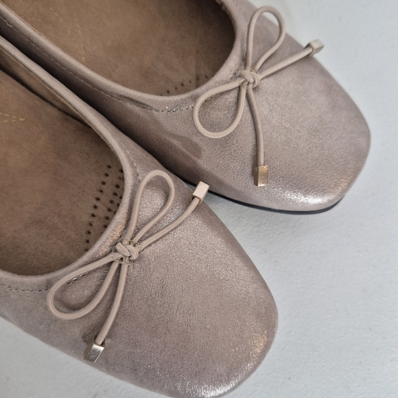 Clarks Artisan Candra Light Champagne Leather Ballet Flat Slip-On Shoe - Size 9 - Picture 8 of 13